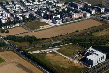 Vue aérienne de l'écoquartier de Montévrain : Chantier de bureaux Carré Haussmann au premier plan