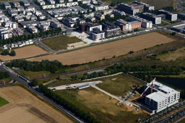 Crédit : © Epamarne / photo : Eric Morency, 2016 Vue aérienne de l'écoquartier de Montévrain : Chantier de bureaux Carré Haussmann au premier plan