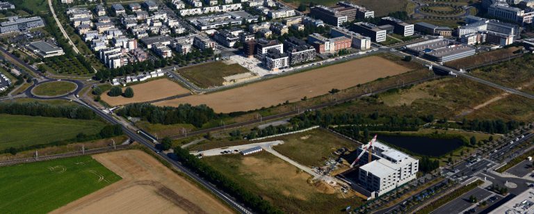 Vue aérienne de l'écoquartier de Montévrain : Chantier de bureaux Carré Haussmann au premier plan