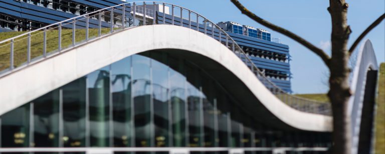 Photographie de l'immeuble Le Bienvenüe (bureaux et laboratoire), à la Cité Descartes