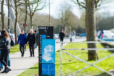 Photographie de l'avenue Ampère, dans le Campus Descartes, aux abords de l'ESIEE