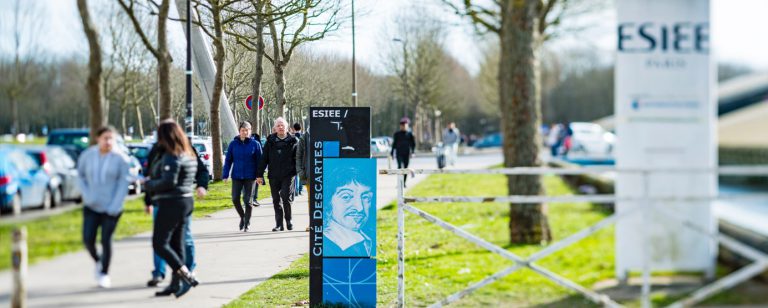 Photographie de l'avenue Ampère, dans le Campus Descartes, aux abords de l'ESIEE