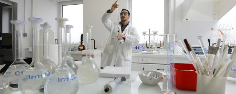 Un chercheur dans son laboratoire réalise des examens - Cité Descartes