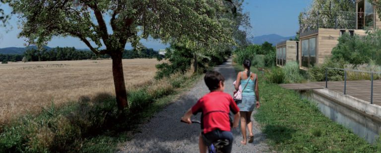 Des enfants jouent dans l'une des allées du coeur agro-urbain de l'écoquartier de Montévrain