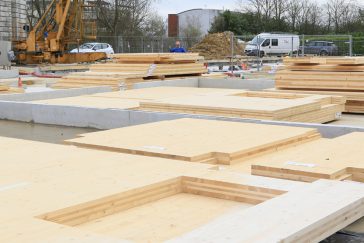 Photographie de la pose du premier panneau bois pour la construction de la résidence étudiante Le Luzard II