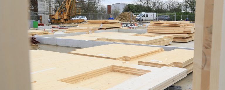 Photographie de la pose du premier panneau bois pour la construction de la résidence étudiante Le Luzard II