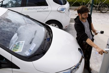 Photographie d'une station de recharge pour les véhicules électriques et l'autopartage aux abords de la gare RER de Montévrain (Place Jean Monnet)