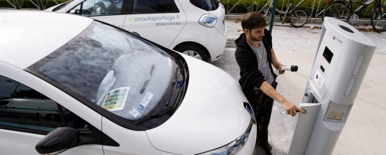 Photographie d'une station de recharge pour les véhicules électriques et l'autopartage aux abords de la gare RER de Montévrain (Place Jean Monnet)