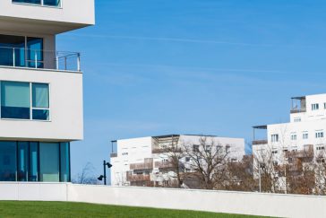 Photographie de pleins pieds de la résidence Panorama vue depuis l'immeuble Le Bienvenüe, pôle scientifique et technique Paris-Est à Marne-la-Vallée (Cité Descartes)