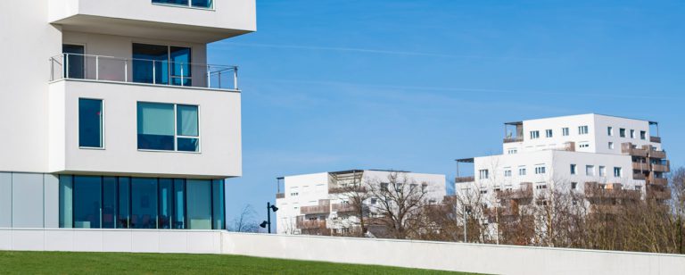 Photographie de pleins pieds de la résidence Panorama vue depuis l'immeuble Le Bienvenüe, pôle scientifique et technique Paris-Est à Marne-la-Vallée (Cité Descartes)
