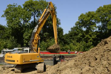 Crédit : ©Epamarne / photo : Eric Morency Chantier fluvial (Canal de Meaux-Chalifert) : transport des déblais provenant du chantier du bassin 26B à Coupvray