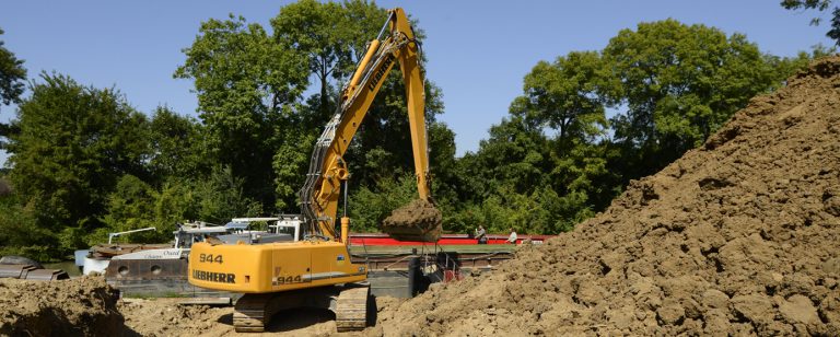 Chantier fluvial (Canal de Meaux-Chalifert) : transport des déblais provenant du chantier du bassin 26B à Coupvray