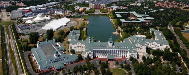 Vue aérienne du complexe hôtelier dans la station touristique Disneyland-Paris - à Marne-la-Vallée