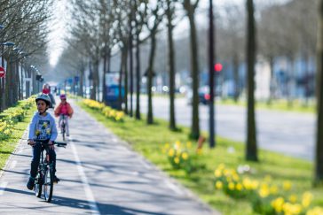 Des personnes sur des vélos sillonnent une piste cyclable du centre ville de Bussy Saint-Georges