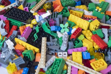 Pile de LEGOS multicolore utilisés lors du séminaire interne EPAMARNE/EPAFRANCE, à Noisiel