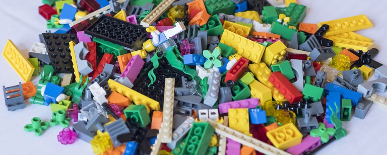 Pile de LEGOS multicolore utilisés lors du séminaire interne EPAMARNE/EPAFRANCE, à Noisiel