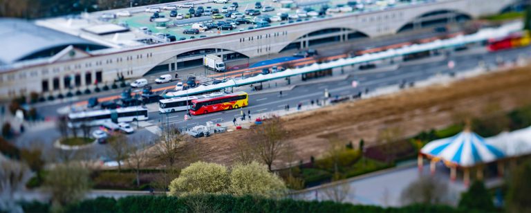 Vue aérienne de la gare routière de Disneyland-Paris, à Marne-la-Vallée