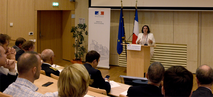 Photographie : Prise de parole Emmanuelle Cosse, Ministre du logement et de l'Habitat durable, le 12 septembre 2016 (Cite Descartes, Ecole des Ponts Paristech) lors de la signature de la convention Ecocité en présence