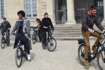 Six promeneurs en vélo