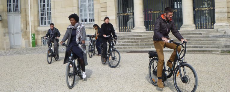 Six promeneurs en vélo