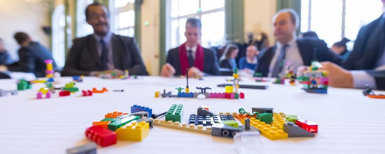 Table de réunion : Séminaire d'entreprise les LEGOS EPAMARNE/EPAFRANCE (siège social à Noisiel)