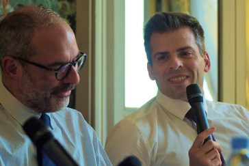 Jean-Baptiste Rey s'exprime au micro pour accompagner le déroulement de la conférence Club Ville hybride Grand Paris (Marne-la-Vallée)