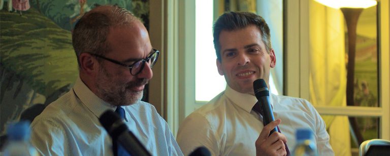 Jean-Baptiste Rey s'exprime au micro pour accompagner le déroulement de la conférence Club Ville hybride Grand Paris (Marne-la-Vallée)