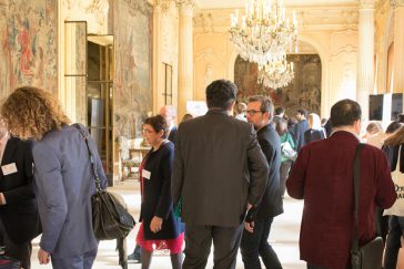 Une assemblée de personnes se rendent à la conférence de Cadre de Ville (en collaboration avec la ville de Champs‐sur‐Marne et la Communauté d’Agglomération Paris‐Vallée de la Marne)