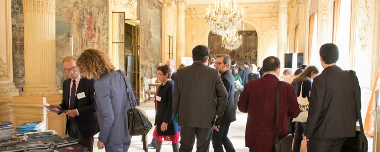 Une assemblée de personnes se rendent à la conférence de Cadre de Ville (en collaboration avec la ville de Champs‐sur‐Marne et la Communauté d’Agglomération Paris‐Vallée de la Marne)