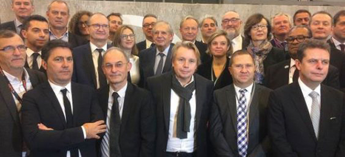 Photographie du groupe des signataires d'une charte sur la transition numérique BIM, en présence du ministre de la Cohésion des territoires, Jacques MÉZARD