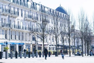 Des passants se baladent sur la place du centre urbain de Val d'Europe