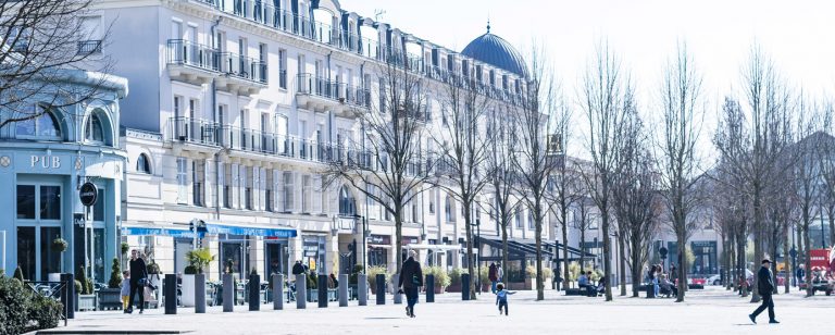 Des passants se baladent sur la place du centre urbain de Val d'Europe