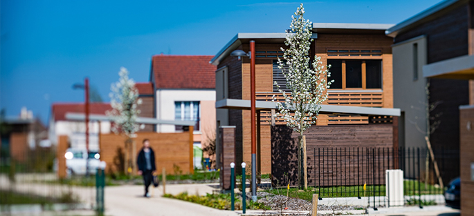 Photographie d'un des lodges en bois du programme, à Chanteloup-en-Brie