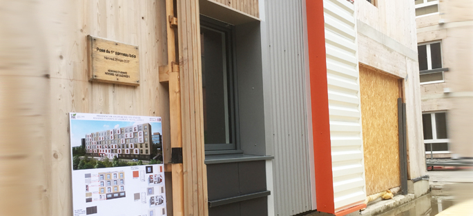 Photographie d'une porte prise sur le chantier de la résidence Crédit Agricole BBCA, à Noisiel