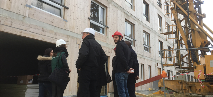 Visite d'équipe sur le chantier de la résidence Crédit Agricole BBCA, à Noisiel