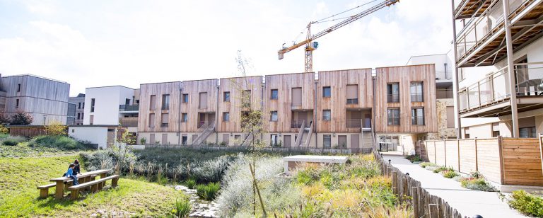 Photographie d'un logement en bois dans l'écoquartier de Montévrain