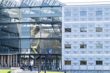 Photographie d'un bâtiment en verre et en béton sur le campus universitaire de la Cité Descartes