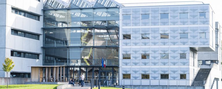 Photographie d'un bâtiment en verre et en béton sur le campus universitaire de la Cité Descartes