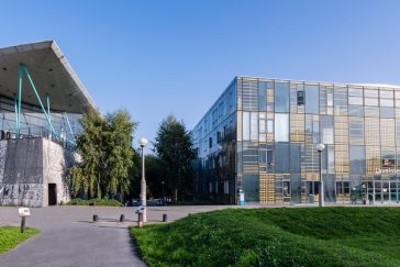 Photographie des deux bâtiments Rabelais et Lavoisier, dans le campus de la Cité Descartes