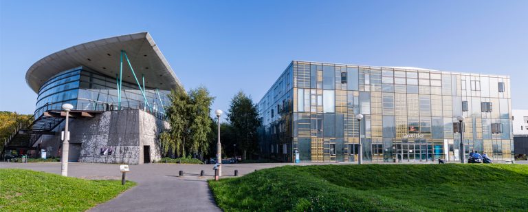 Photographie des deux bâtiments Rabelais et Lavoisier, dans le campus de la Cité Descartes