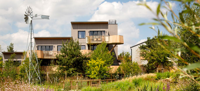 Logement en bois et jardin prévus pour le Centre de villégiature de Villages Nature Paris