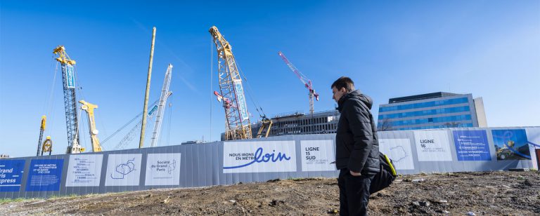 Palissade de chantier et grues de chantier - Gare de Noisy-Champs