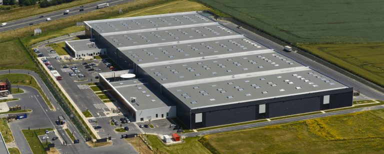 Vue aérienne et gros plan sur l'entreprise Oxylane-Decathlon, dans la ZAC du Bel Air, à Ferrières-en-Brie.