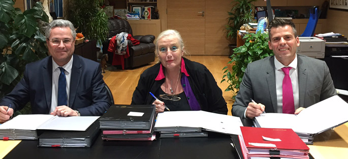 Photographie des signataires de la SPLA-IN : De gauche à droite : Yann DUBOSC en qualité de président d'EPAMARNE, Brigitte MARSIGNY, maire de Noisy-le-Grand et Jean-Baptiste REY, directeur général par intérim EPAMARNE / EPAFRANCE