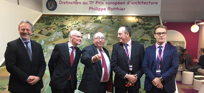 photographie de groupe au SIMI 2017 : Pierre-Charles DECOSTER, directeur des opérations à EPAMARNE, Franck MARGAIN, président de Paris Région Entreprises, Francis BOREZEE, vice-président développement immobilier et touristique EURODISNEY Associés SCA, Guillaume ROUSSEAU, directeur General du Crédit Agricole Brie Picardie et Jean-François KER RAULT, directeur de Defta et Président du CEVE club des chefs d’entreprise de Val d’ Europe.