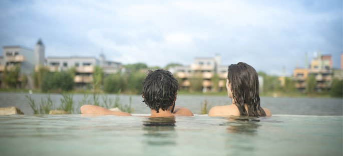 Deux baigneurs profitent du bassin de L'Aqualagon de Villages Nature Paris (Villeneuve-le-Comte)