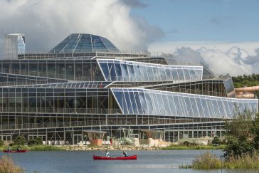 Photographie de l'Aqualagon vue de l'extérieur (bâtiment en verre) - Villages Nature Paris