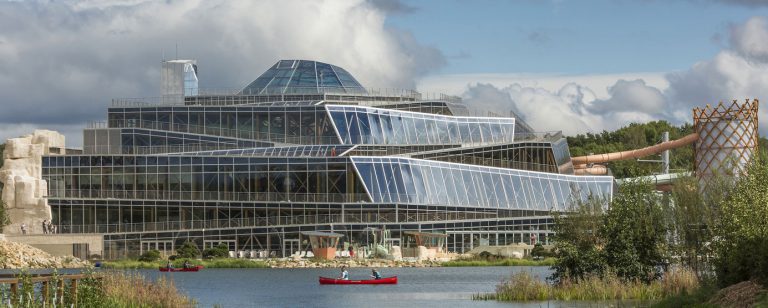 Photographie de l'Aqualagon vue de l'extérieur (bâtiment en verre) - Villages Nature Paris