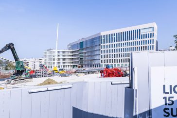 photographie du chantier de la Gare du Grand Paris Express (Noisy-Champs : Cité Descartes) aux abords des immeubles de bureaux Le Tryptique et Casden (Octobre 2017)