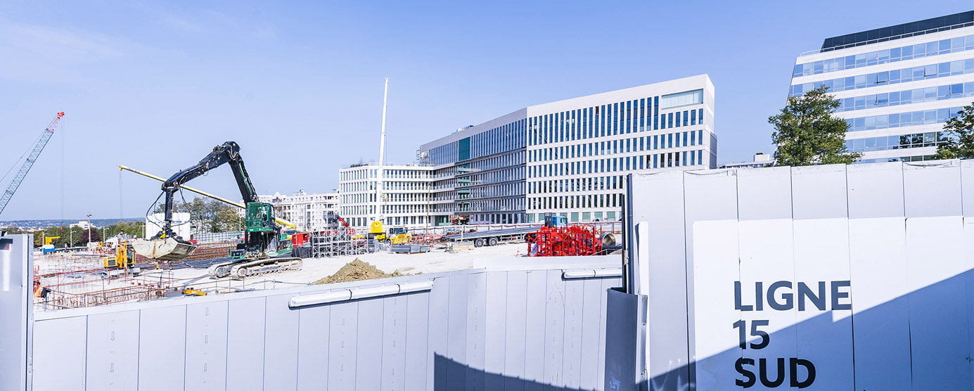 photographie du chantier de la Gare du Grand Paris Express (Noisy-Champs : Cité Descartes) aux abords des immeubles de bureaux Le Tryptique et Casden (Octobre 2017)